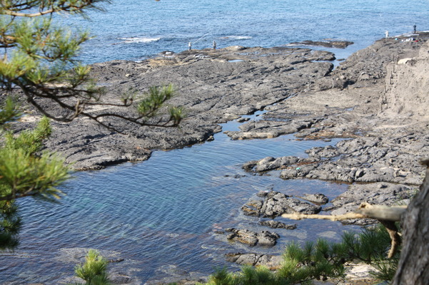日本海からの白波と「千畳敷岩」/癒し憩い画像データベース