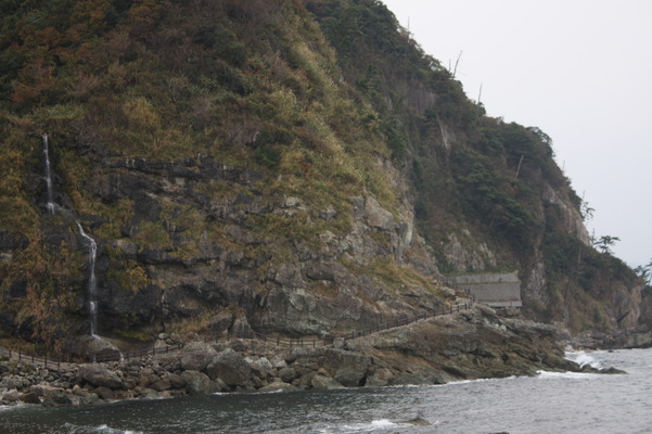 断崖から直接海に注ぐ「垂水の滝」