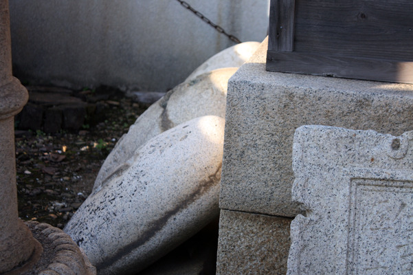 福山・「鞆の浦」、住吉神社の力石