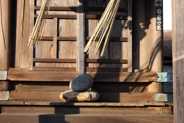 福山・「鞆の浦」、住吉神社に置かれた石