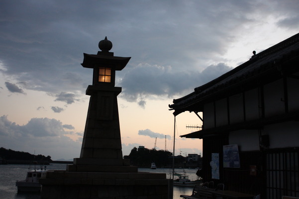 鞆の浦港のシンボル常夜灯