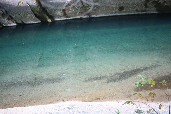 コバルトブルーの穏やかな渓流(五木村・白滝）/癒し憩い画像データベース