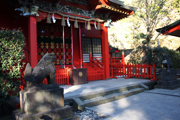 江島神社（中津宮）の拝殿と狛犬