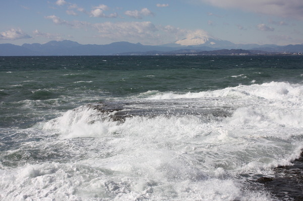 冬の波しぶきと富士山遠望/癒し憩い画像データベース