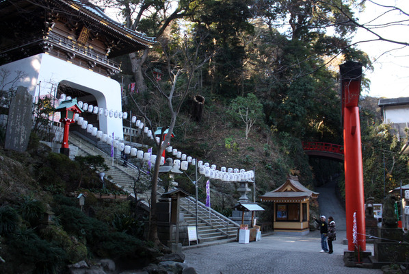 江島神社の瑞心門と赤い鳥居