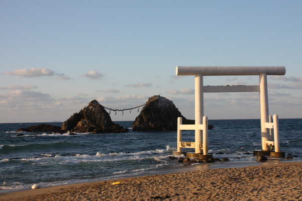 冬の残照に照る「桜井二見ヶ浦」の夫婦岩と鳥居