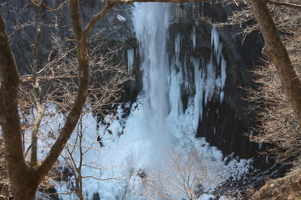 半凍結した日光「華厳の滝」