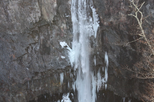 結氷期の「華厳の滝」/癒し憩い画像データベース