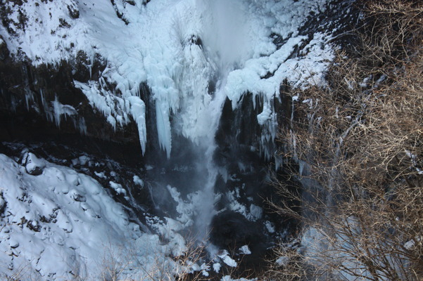ほとんど氷結した滝