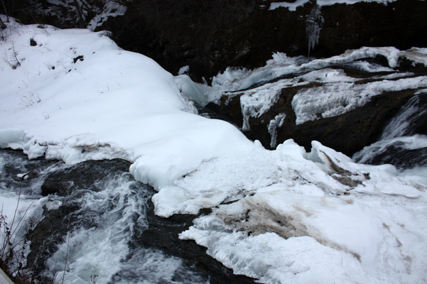 半凍結した日光「竜頭ノ滝」の上流