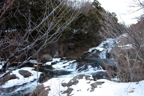 半凍結した日光「竜頭ノ滝」の上流