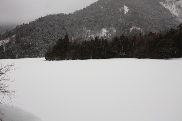 氷結と積雪の「湯ノ湖」