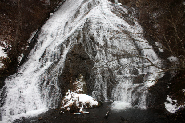 冬の奥日光「湯滝」の滝壺