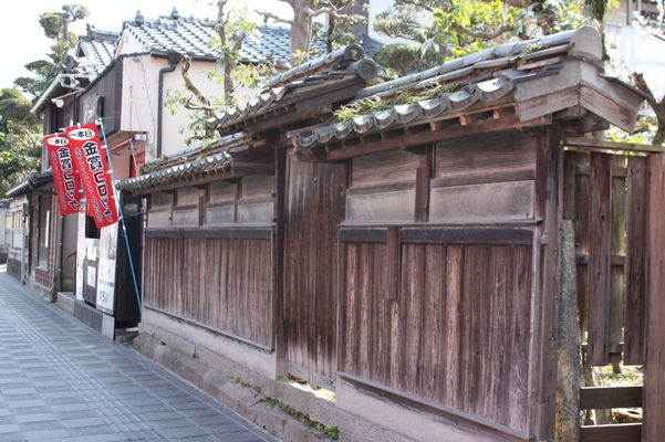 太宰府天満宮の参道と古民家の塀と門/癒し憩い画像データベース