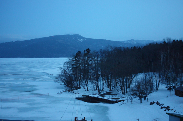 氷結した阿寒湖畔の夜明け前