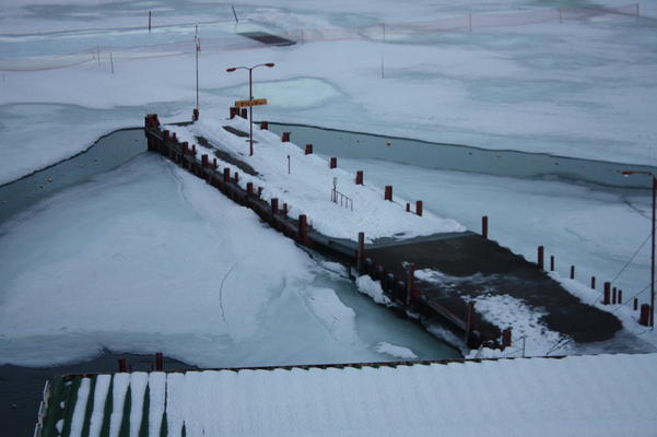 氷結した阿寒湖畔の桟橋