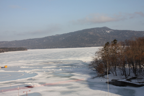 氷結した阿寒湖の朝景色