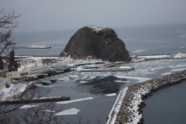流氷の「ウトロ港」とオロンコ岩/癒し憩い画像データベース