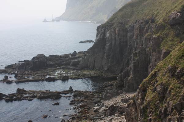 立待岬の断崖と海岸