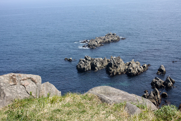 函館「立待岬」の岩礁と津軽海峡方面