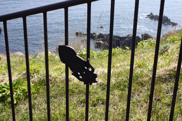 函館「立待岬」の岩礁とイカの像