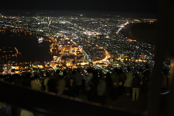 函館の夜景と見入る人々