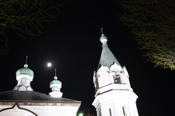 夜の函館ハリストス正教会と月/癒し憩い画像データベース