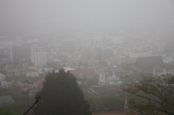 函館山の中腹から見た濃霧に包まれるハリストス教会/癒し憩い画像データベース