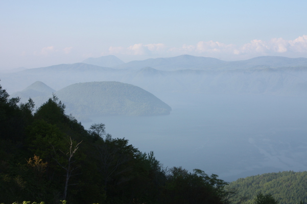 有珠山の「洞爺湖展望台」から見た洞爺湖と中島