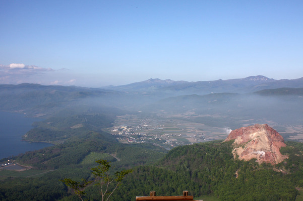 有珠山の「洞爺湖展望台」から見た「昭和新山」（右）と「洞爺湖」（左端）