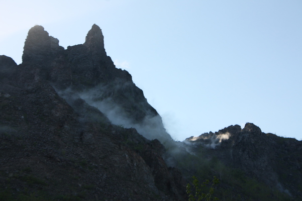 夕方の有珠山の岩肌と白煙