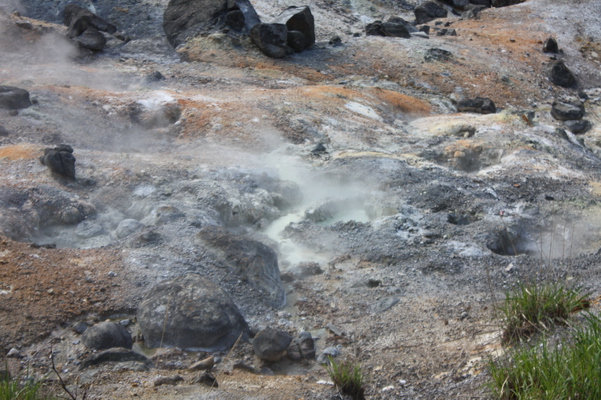登別温泉の「地獄谷」噴気孔