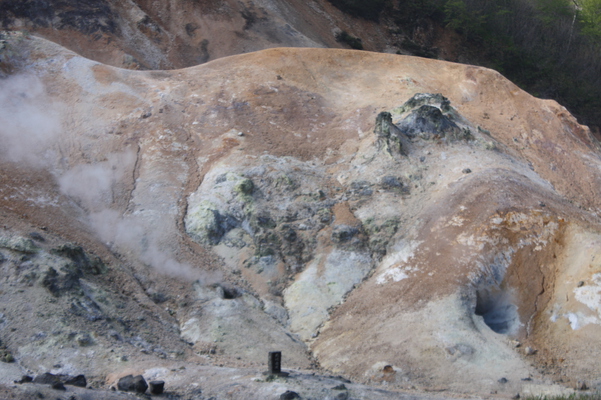 登別温泉の「地獄谷」の岩と噴気孔