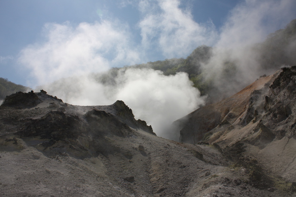 登別温泉・「地獄谷」の山肌と岩肌と白煙