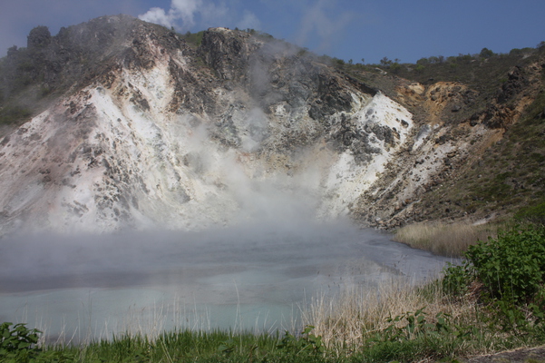 日和山の爆裂火口跡の「大湯沼」