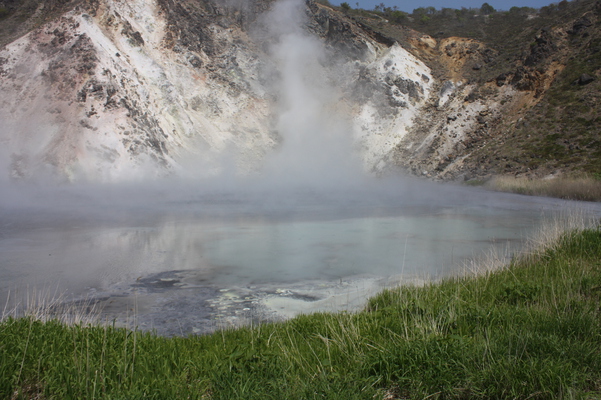 日和山の爆裂火口跡の白濁した「大湯沼」