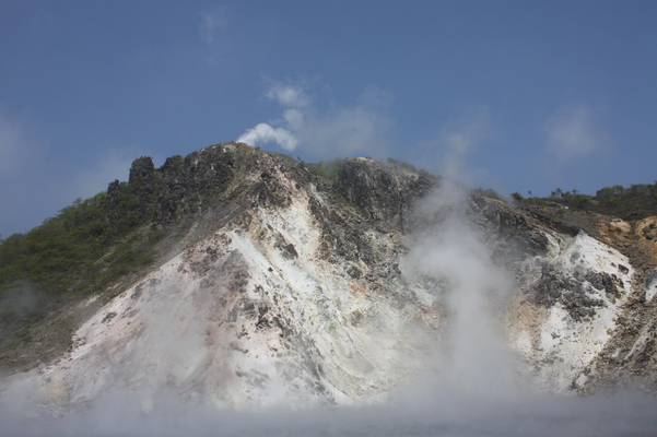 日和山の爆裂火口跡の「大湯沼」からの湯煙