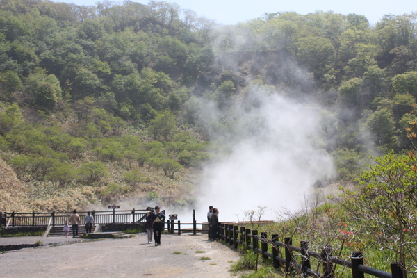 日和山の爆裂火口跡の「奥の湯」全景