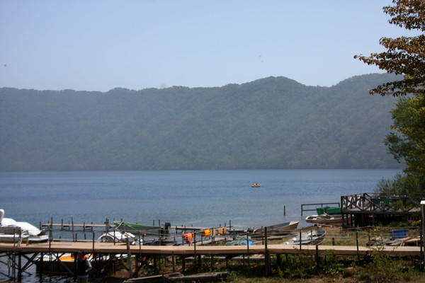 青い「クッタラ湖」と湖畔の桟橋