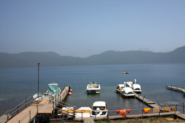 「クッタラ湖」のボートと桟橋
