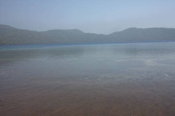 「クッタラ湖」の青い湖面