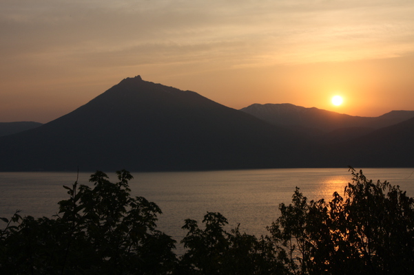 支笏湖畔の夕陽と恵庭岳