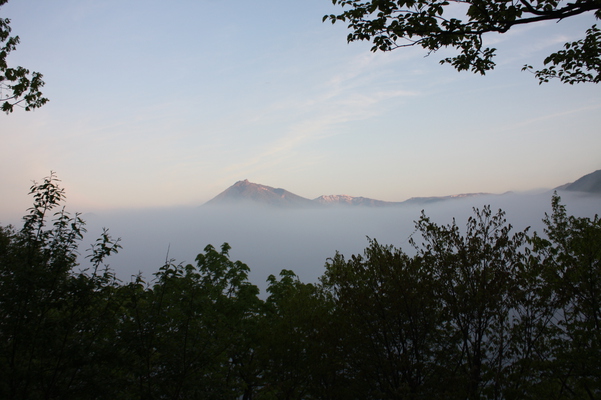 支笏湖の朝霧（雲）に浮かぶ恵庭岳