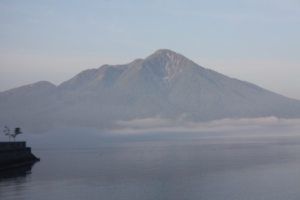 支笏湖の朝霧と外輪の「風不死岳」