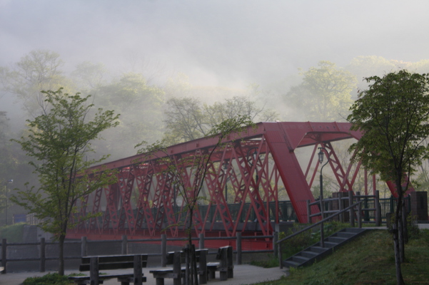 支笏湖畔の赤い「山線鉄橋」と朝霧