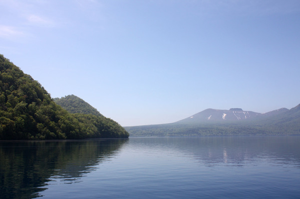 遊覧船から見た支笏湖畔と「樽前山」の遠望