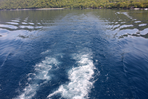 青い湖水と遊覧船の白波