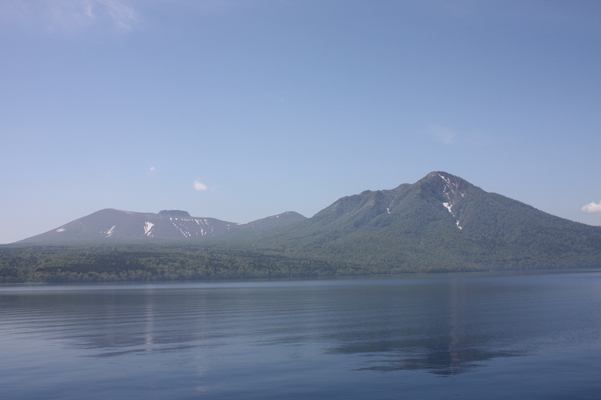 遊覧船から見た「樽前山」（左）と「風不死岳」（右）