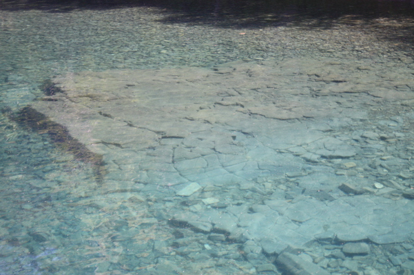 コバルトブルーの湖水と「水中の柱状節理」