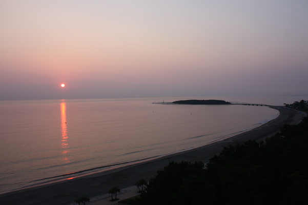 青島海岸と日の出